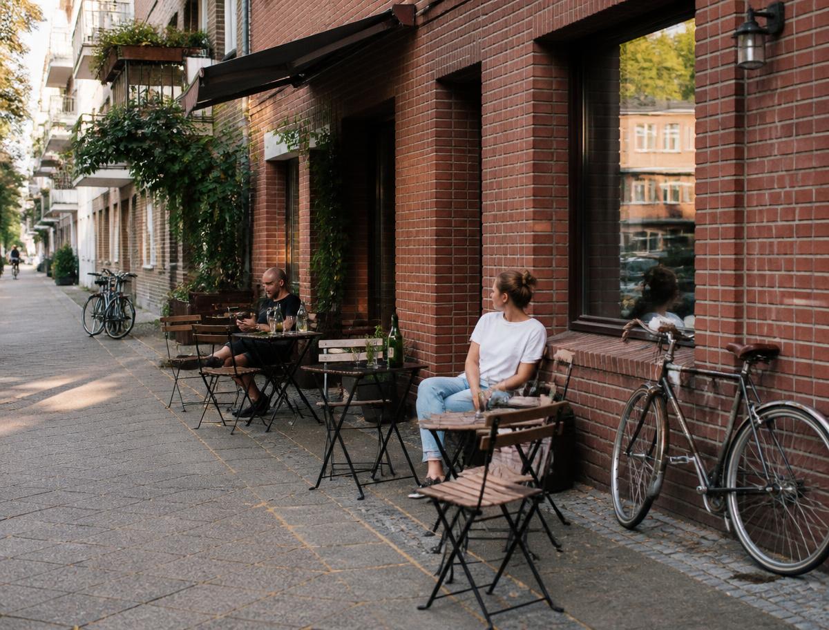 Ein paar Tische vor dem Haus an einer ruhigen Bielefelder Straße