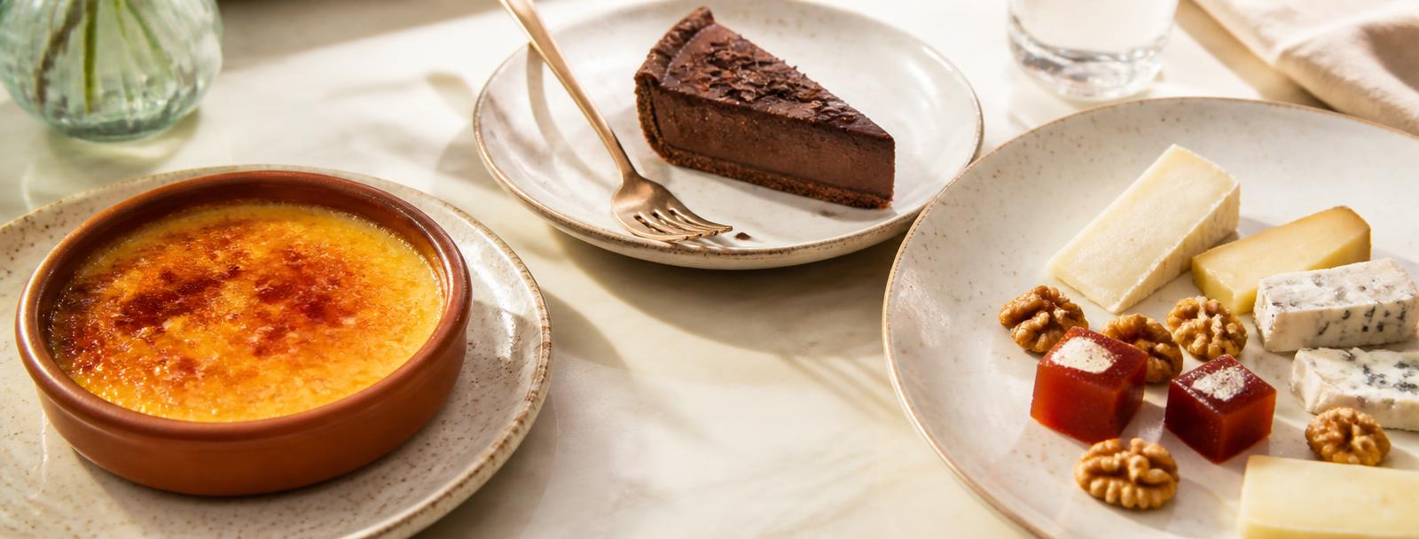 Dessert auf einem kleinen Teller, ein Löffel gibt Karamell darüber